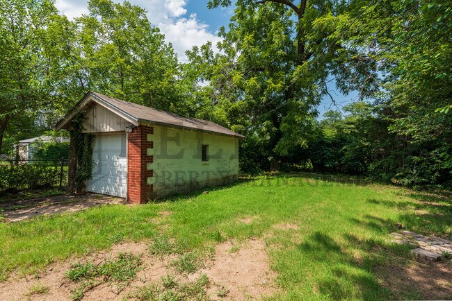 Building Photo - 839 N Oliver St