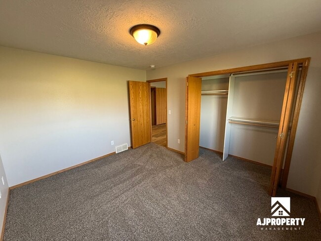 Building Photo - 911 S Colleen Ln