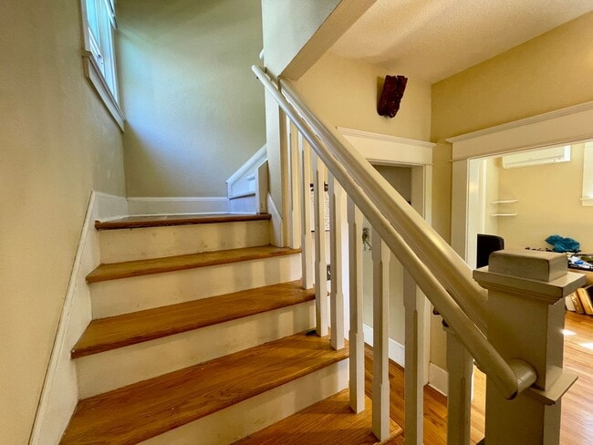 Building Photo - Lovely NE  3 Bed 2 Bath - King Neighborhood - A/C, Garage and Location!