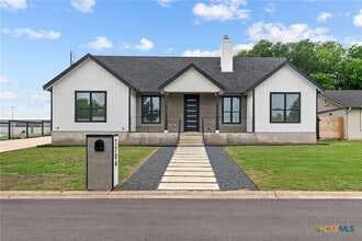 Building Photo - 2204 Magnolia Dr