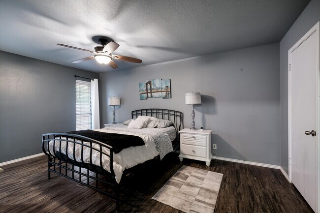 Building Photo - 2607 Lone Summit St