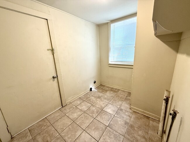 Building Photo - 817 Hargrove St