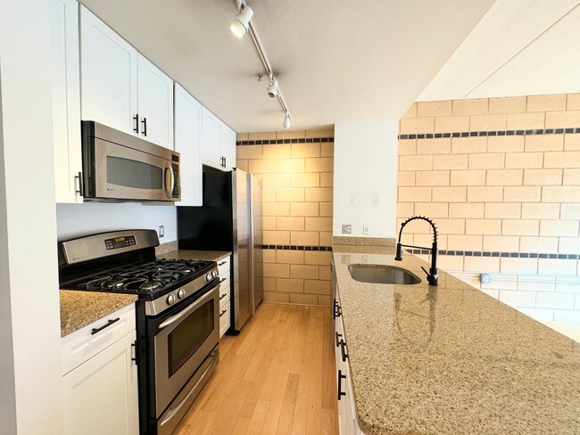 Building Photo - STYLISH 1 BED + DEN 1.5 BA and BALCONY  in...