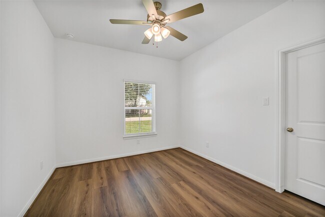 Building Photo - 13614 Pine Dr