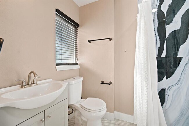 Building Photo - 5332 Balcones Dr