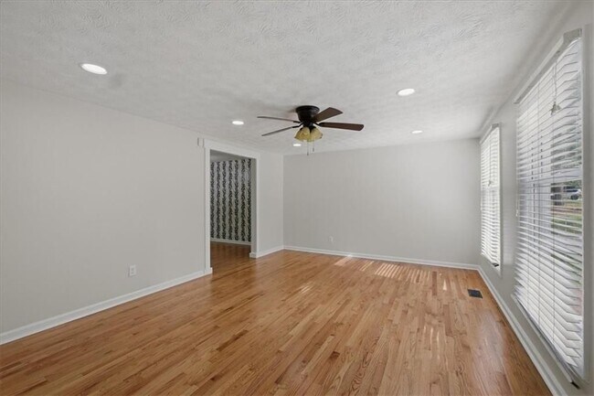 Building Photo - 9470 Hillside Dr