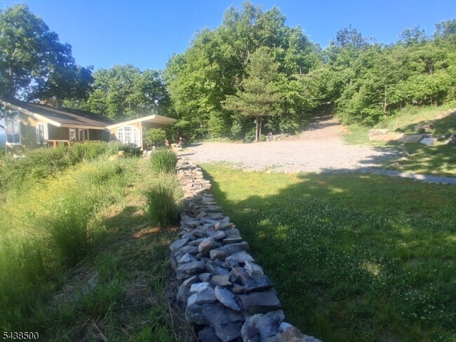 Building Photo - 20 Upper Mountain Rd