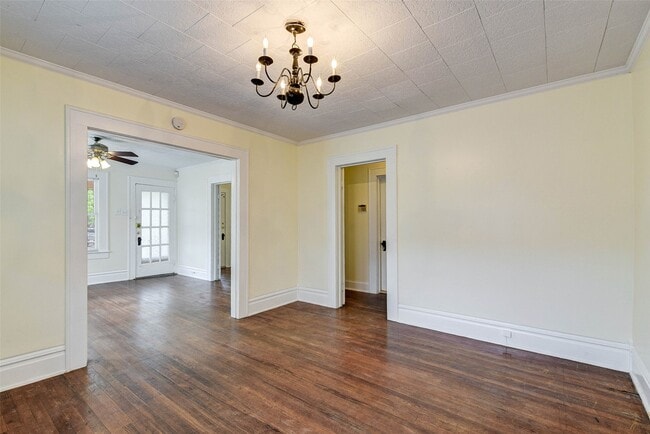 Building Photo - 1124 Algregg St