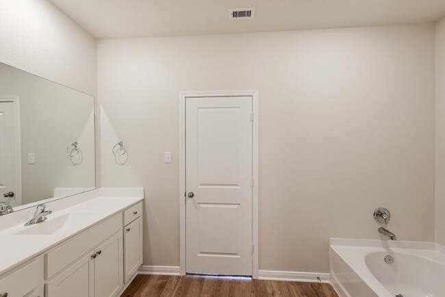 Building Photo - 428 Mustang Trot Dr