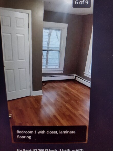Bedroom with laminate flooring, windows with cross ventilation - 21 Liberty St