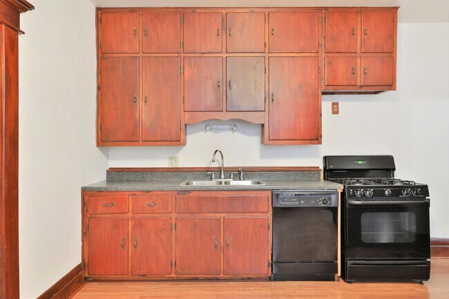 Building Photo - Large 5 Bedroom North Campus Townhouse - 1st house from High Street