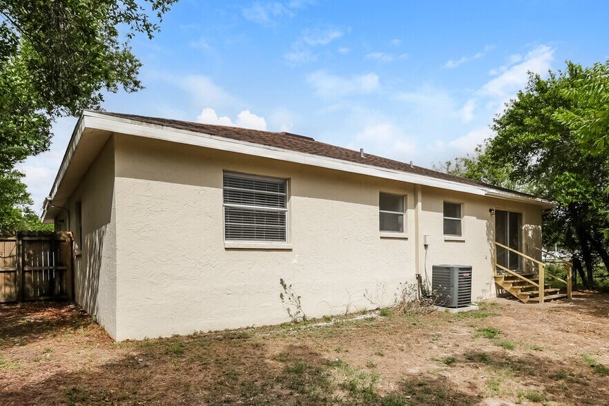 Building Photo - 9811 N Connechusett Rd