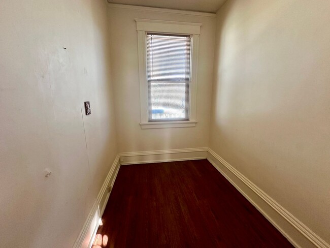 Building Photo - Great One Bedroom Apartment in Church Hill...