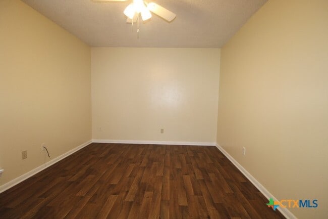 Building Photo - 512 Creek St