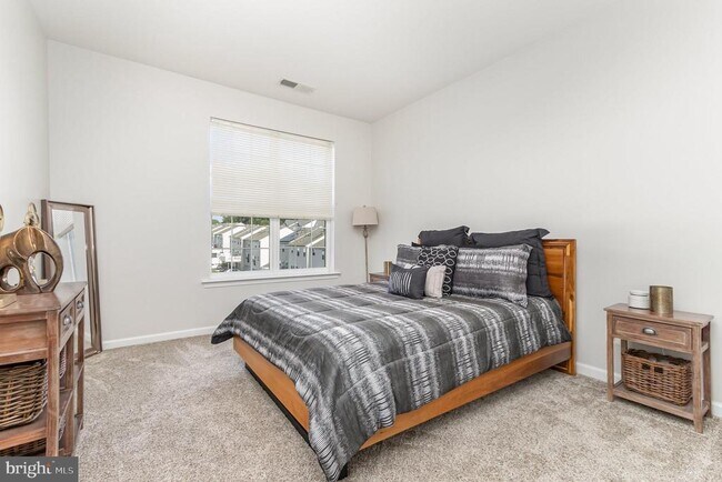 Building Photo - 1650 Mohegan Dr