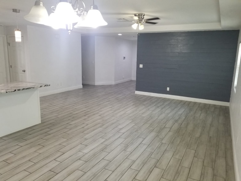 Building Photo - 1406 E Renfro St