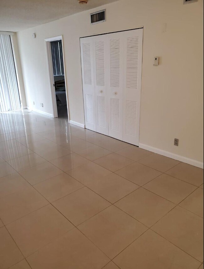 Building Photo - 4222 Inverrary Blvd