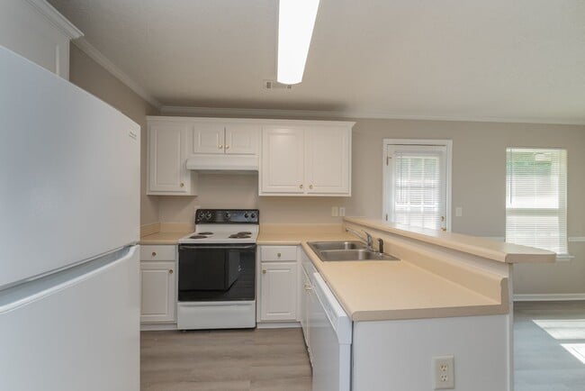 Building Photo - $1,395 - 3 bed/2 bath house for rent, fully renovated!