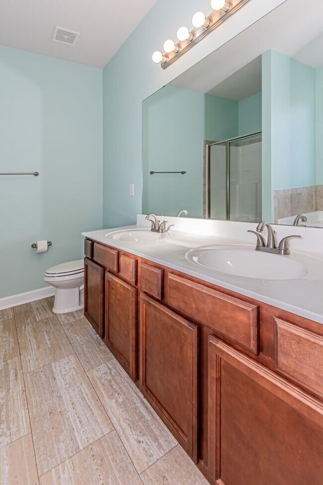 Building Photo - Townhome For Rent!
