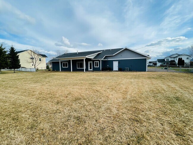 Building Photo - High-end home with 3 car garage and panoramic views of Big Mountain!