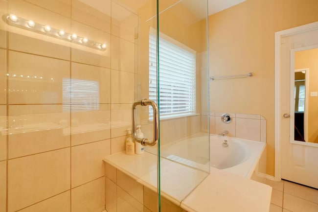 Building Photo - 5517 Crimson Oaks Dr