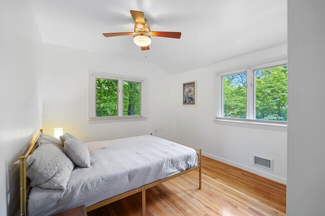Building Photo - 3 Bed 1.5 Bath - Takoma Park Cottage - Mov...
