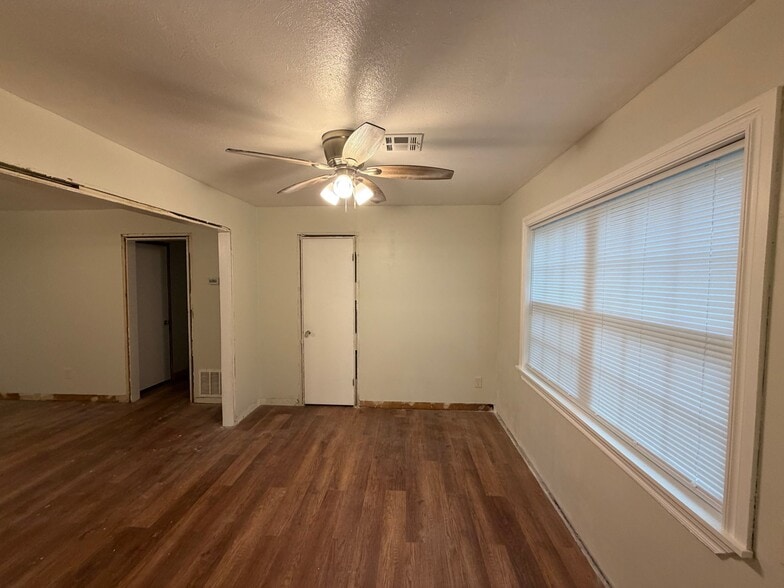 Building Photo - 620 SW 50th St