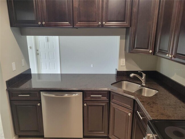 Building Photo - 1308 Pine Ridge Cir E