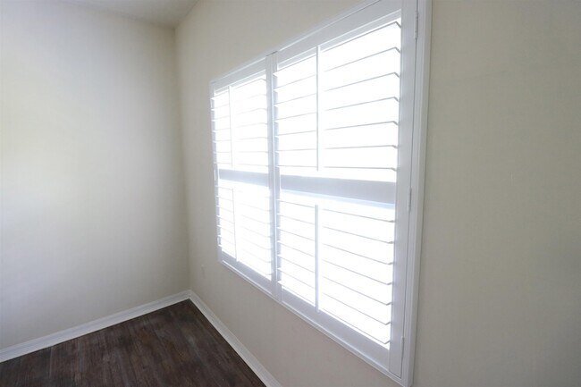 Building Photo - 625 Fairway Dr