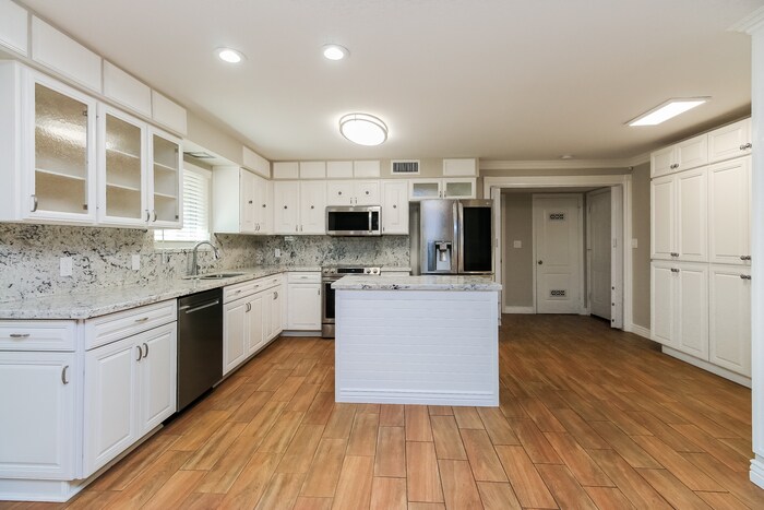 Building Photo - 525 E Geneva Dr