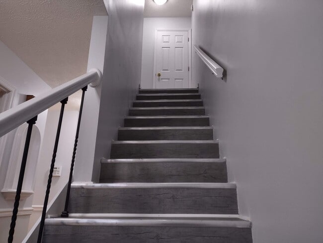 Building Photo - 2 bedroom 1.5 bath condo near ETSU