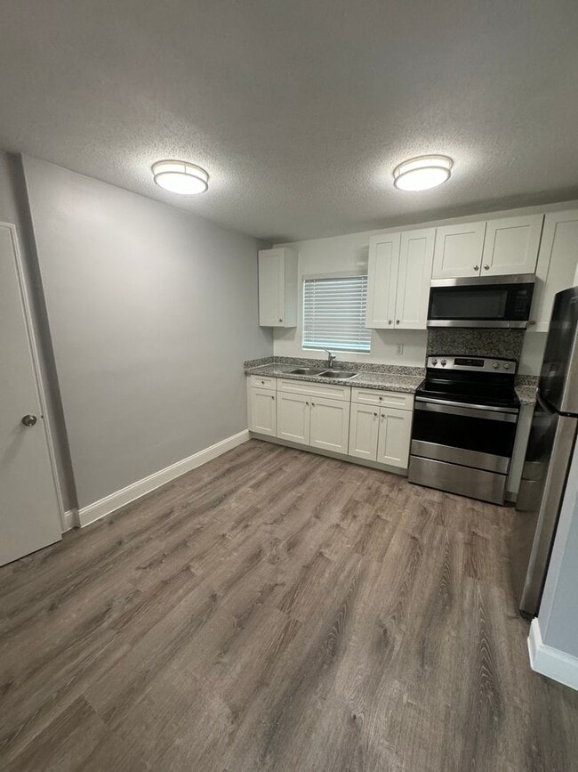 Building Photo - 2401 Apartments LLC