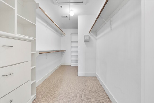 Building Photo - 8715 Meadowcroft Dr
