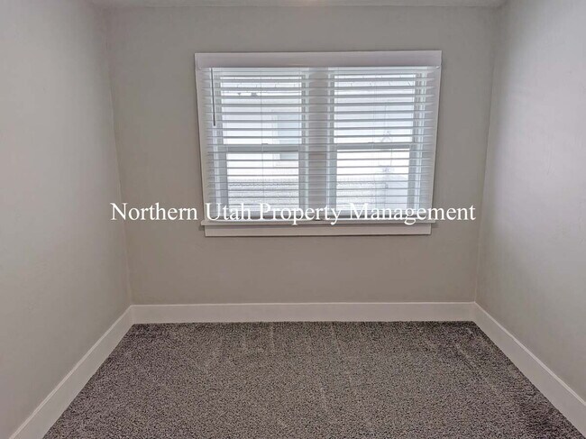 Building Photo - 3 Bed, 2 Bath, HVAC