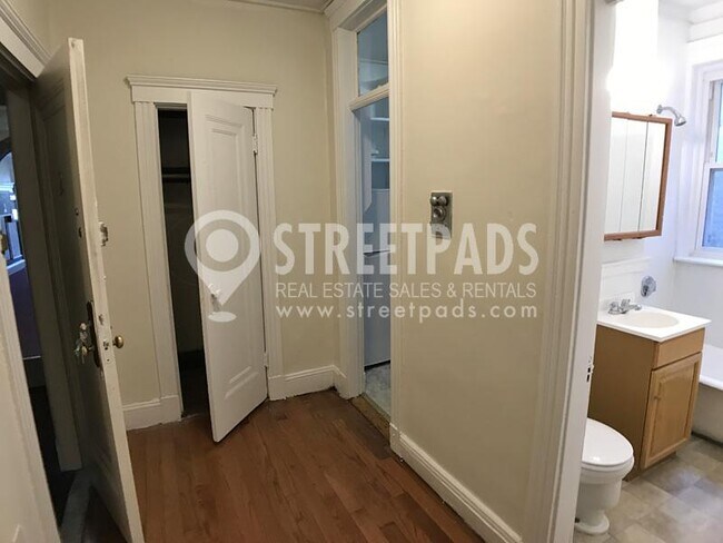 Building Photo - bedroom in Boston MA 02215