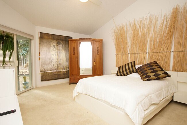 Building Photo - Bluewater Bay Townhome - 6 month lease Only