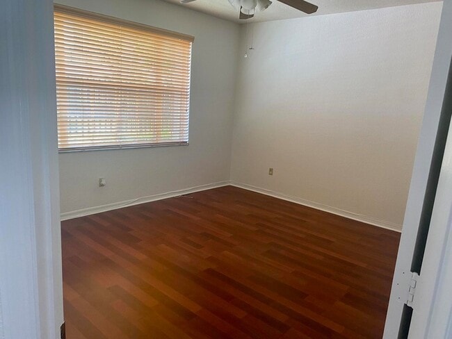 Building Photo - 725 SW 148th Ave