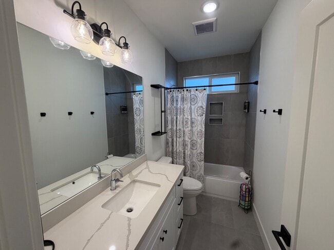 Building Photo - 307 Talons Dr