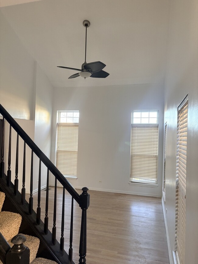 Building Photo - 610 Daisy Ln