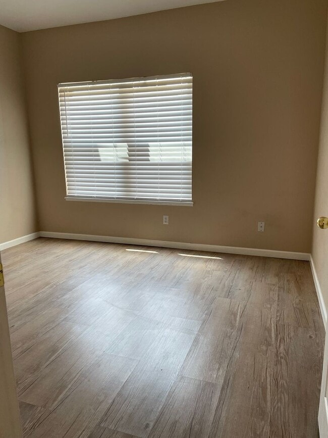 Building Photo - 5225 White Willow Dr