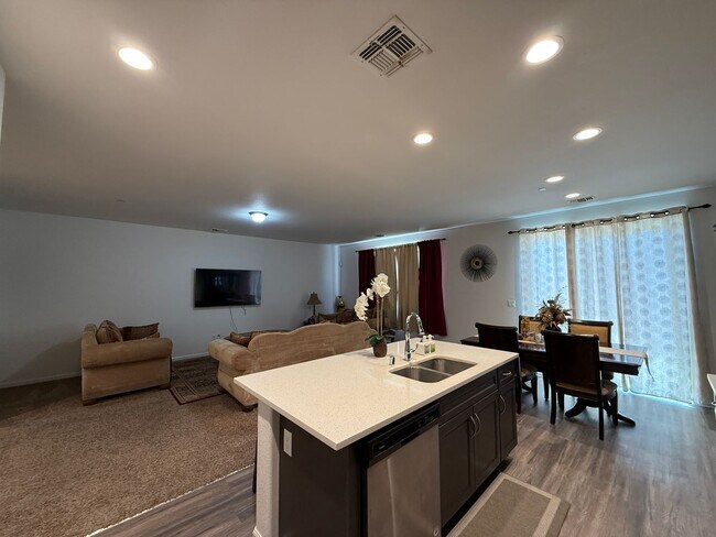 Building Photo - Must See! Fully furnished 3 bedroom, 2 bat...