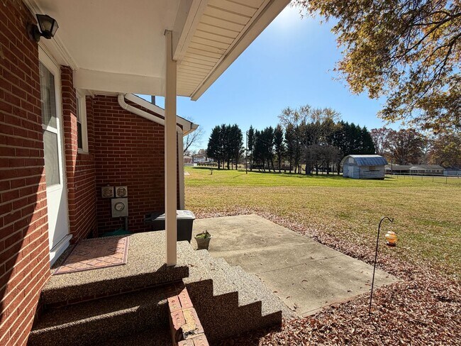 Building Photo - Statesville - HWY 21 - 3 BD/ 1 BA