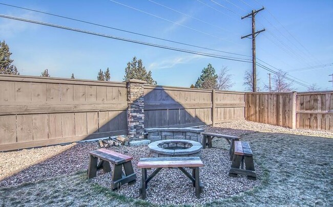 Building Photo - Beautiful 4 Bedroom Home on Bends Eastside!