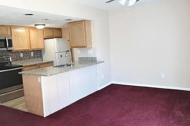 Building Photo - 406 Strathaven Ct