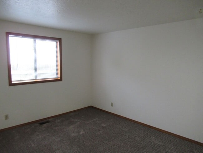 Building Photo - Large Three Bedroom in South Salem!