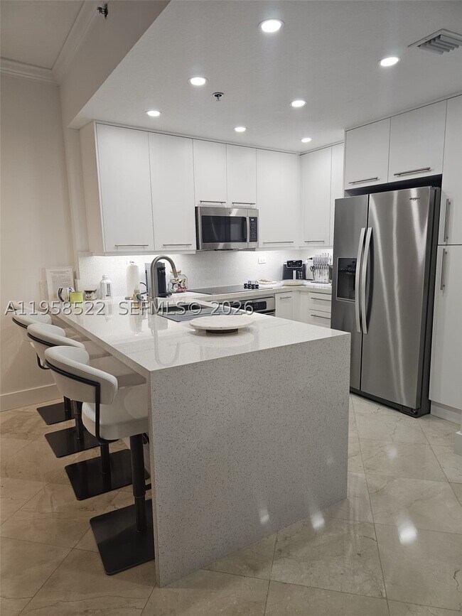 Building Photo - 6515 Collins Ave