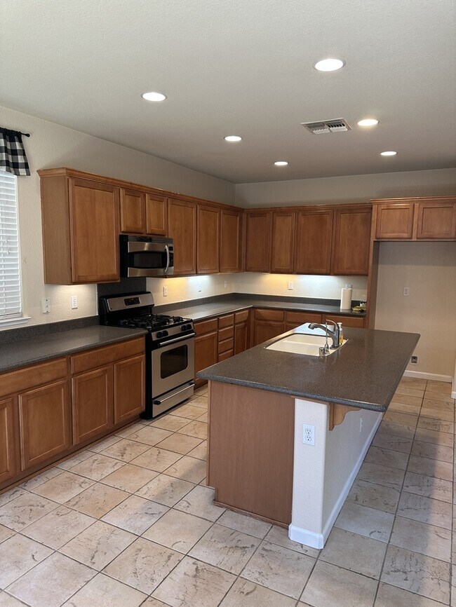 Building Photo - Lathrop 5 Bedroom 3 Bathroom Home