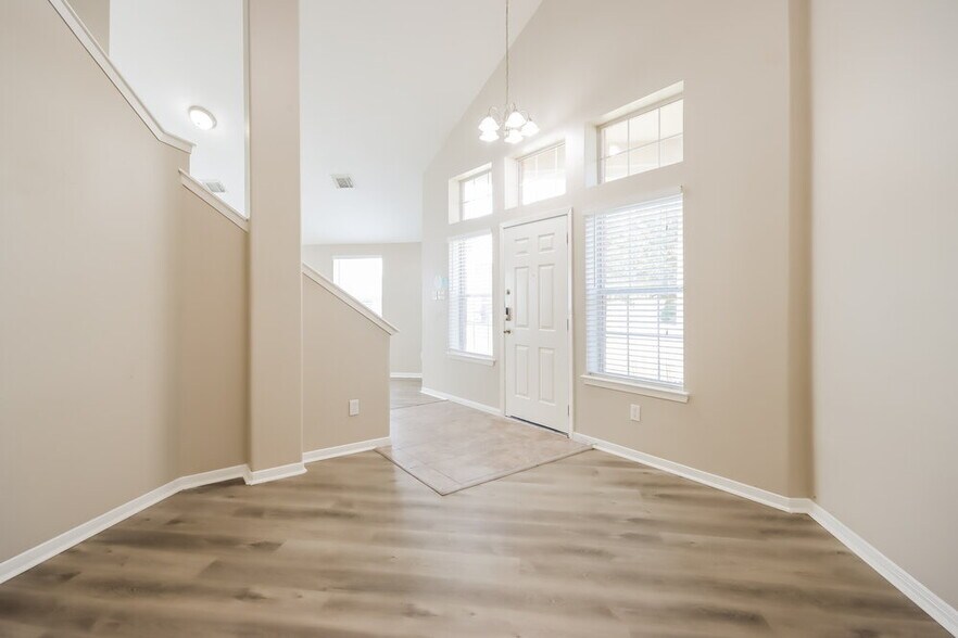 Building Photo - 1402 Baychester Ln