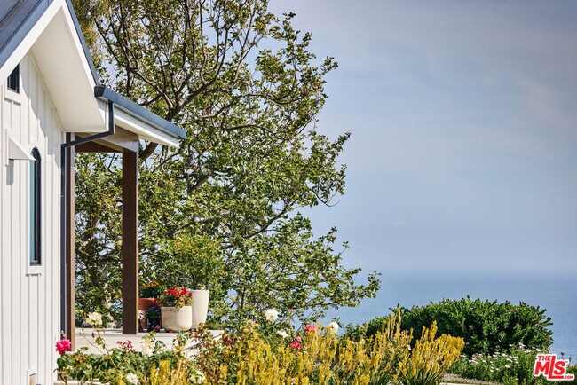 Building Photo - 5561 Horizon Dr