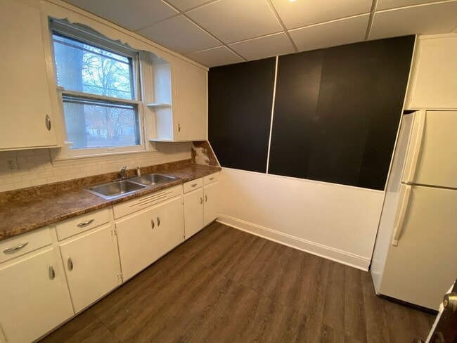 Building Photo - 124 Cadillac-